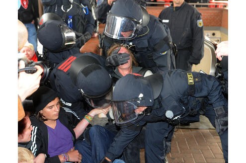 Polizeieinsatz bei einer der zahlreichen Gegendemonstrationen. Foto: Franz Luthe