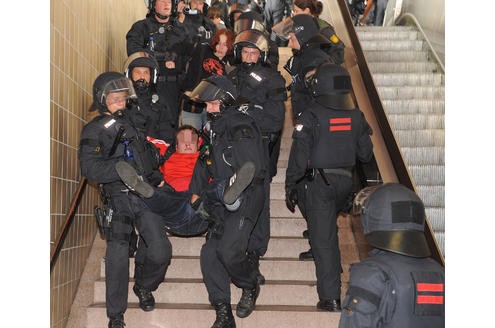 Polizeieinsatz bei einer der zahlreichen Gegendemonstrationen. Foto: Franz Luthe