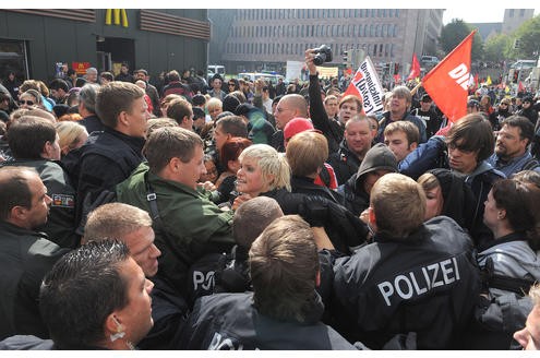 Polizeieinsatz bei einer der zahlreichen Gegendemonstrationen. Foto: Franz Luthe