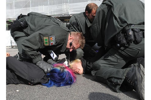 Polizeieinsatz bei einer der zahlreichen Gegendemonstrationen. Foto: Franz Luthe