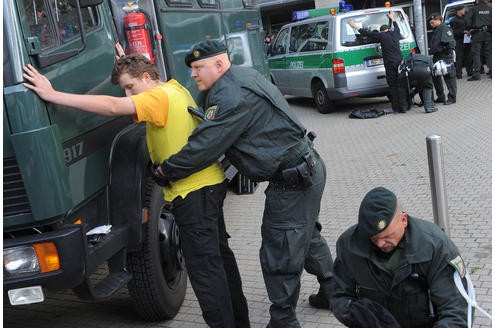 Polizeieinsatz bei einer der zahlreichen Gegendemonstrationen. Foto: Franz Luthe