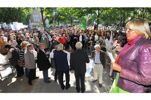 Gegendemonstration am Nordmarkt. Unter anderem mit Grünen-Chefin Claudia Roth und Dortmunds OB Ullrich Sierau.