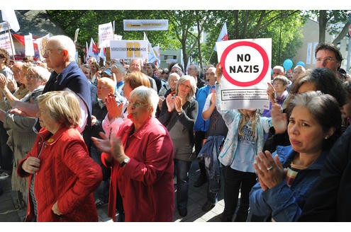 Gegendemonstration am Nordmarkt. Unter anderem mit Grünen-Chefin Claudia Roth und Dortmunds OB Ullrich Sierau.