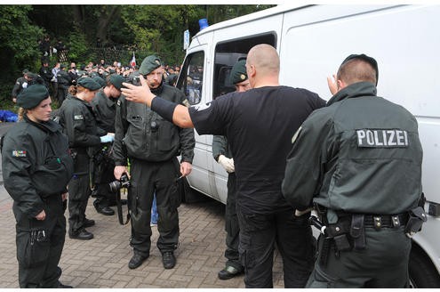 Polizeieinsatz bei der Demonstration der Neo-Nazis. Foto: Franz Luthe