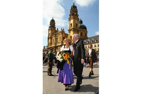 Manchmal wirken Inszenierung allerdings allzu offensichtlich: Bayerns Ministerpräsident zeigt sich wieder verstäkt mit Gattin Karin in der Öffentlichkeit - betont herzlich im Umgang.