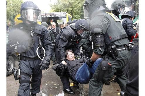 Weil unter den Verletzten ebenfalls Minderjährige gewesen sein sollen, verurteilten viele Oppositionspolitiker und Gewerkschaftsführer das Vorgehen der Polizei als unverantwortlich, zynische Machtdemonstration und brutale Bulldozer-Politik. Dagegen hielt...