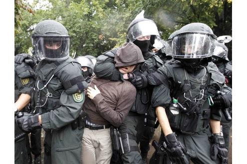 ...rief bundesweite Kritik hervor. Unter den Tausenden Menschen, die den Bauleuten den Weg versperren wollten, waren auch etliche Schüler. Sie hatten sich zu einer angemeldeten Demonstration unter dem Motto Bildung statt Stuttgart 21 versammelt und...