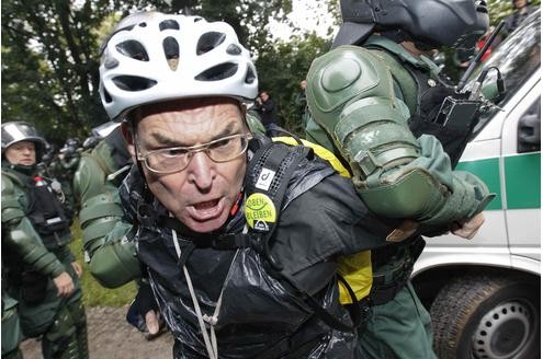 Die gewaltsame Räumung der Umbaufläche durch die Polizei...