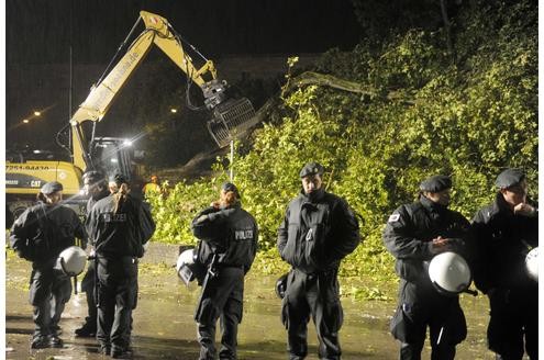 Die Baumfällarbeiten kamen nach Angaben der Polizei in der Nacht ohne große Zwischenfälle voran,...