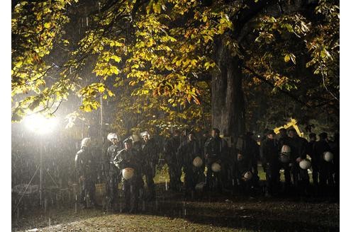 Obwohl in der Nacht einige vermummte Demonstranten nach Angaben der Polizei wiederholt versucht hätten, über die Absperrgitter zu klettern,...