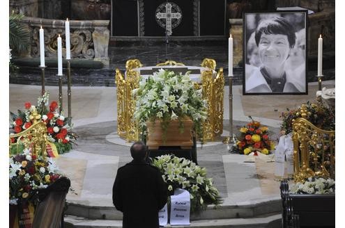 Der Sarg mit der verstorbenen Loki Schmidt steht in Hamburg vor Beginn der Trauerfeier in der Hauptkirche Sankt Michaelis neben Kerzen und einem Foto der Verstorbenen.