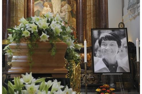 Der Sarg mit der verstorbenen Loki Schmidt steht in Hamburg vor Beginn der Trauerfeier in der Hauptkirche Sankt Michaelis neben Kerzen und einem Foto der Verstorbenen.