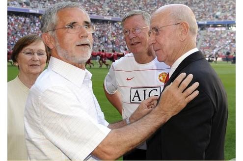 Auch nach dem Ende seiner aktiven Ära und einem privaten Tief arbeitete Müller beim FC Bayern - hier bei einem Treffen mit Sir Bobby Charlton und Trainer Sir Alex Ferguson (beide Manchester United).