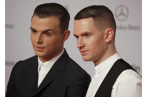 ...Theo Hutchcraft und Adam Anderson (R) von der britischen Popband Hurts,...