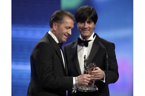 Einen Sonder-Bambi der Jury erhielt Fußball-Nationaltrainer Joachim Löw mit seinem Trainerteam. Laudatorin war...