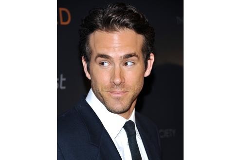 Sexiest Man Alive 2010: Diesen Titel darf Schauspieler Ryan Reynolds (Buried - Lebend begraben, Smoking Aces, Selbst ist die Braut) an die gestählte Brust heften. Der 34-Jährige...