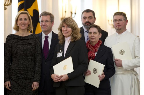 Am 10. Dezember stehen endlich die Helfer und Retter im Mittelpunkt: Bundespräsident Christian Wulff zeichnet in Berlin 200 Retter und Helfer für ihren Einsatz bei der Loveparade-Katastrophe aus.