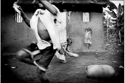 Neben den drei erstplatzierten Bildern wurden sieben weitere Fotos mit einer ehrenvollen Erwähnung bedacht. Darunter auch dieses Bild der freien Fotografin Leslie Alsheimer von Kindern aus Uganda mit dem Titel Daseinsfreude. Foto: ÊLeslie Alsheimer_2008