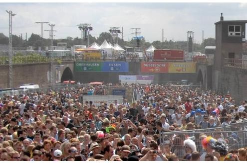 Bereits im Sommer hatte die Stadt Duisburg eine halbe Million Euro in ein Soforthilfeprogramm für die Loveparade-Opfer gesteckt.