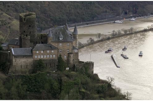 ...Retter des Technische Hilfswerks und der Schiffahrtsdirektion Bingen haben das 110 Meter lange Schiff im Fluss gesichert...