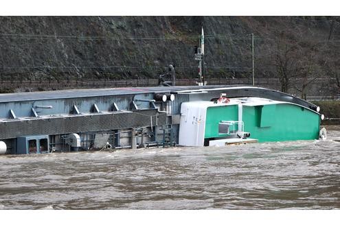 ...Große Teile des Steuerhauses, der Wohnung und der Laderäume liegen unter Wasser...