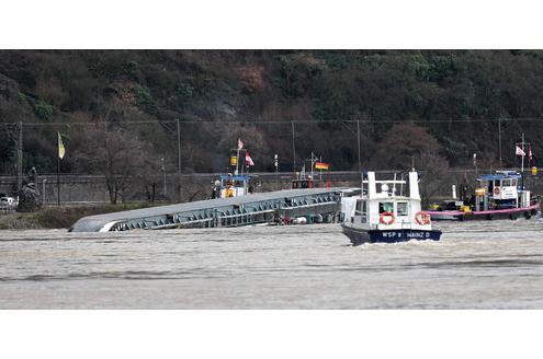 ...der Tanker mit dem Namen Waldhof liegt auf der Seite...