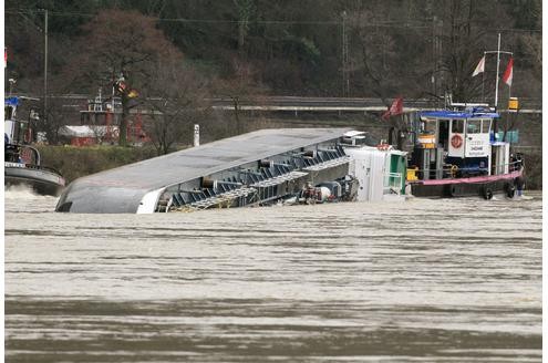 13. Januar: Ein mit 2400 Tonnen Schwefelsäure beladenes Tankschiff...