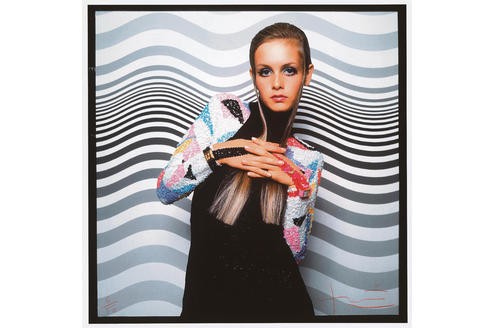 Die Ausstellung Zeitgeist & Glamour in Düsseldorf zeigt den Rausch des Reichturms. Twiggy schwamm auf der Welle mit, Vogue-Foto 1967. Foto: Bert Stern 