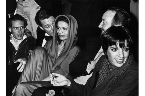 Partylaune: Bianca Jagger und Liza Minelli 1978 beim Besuch im berühmten New Yorker „Studio 54“. Foto: Ron Galella, Ltd. 