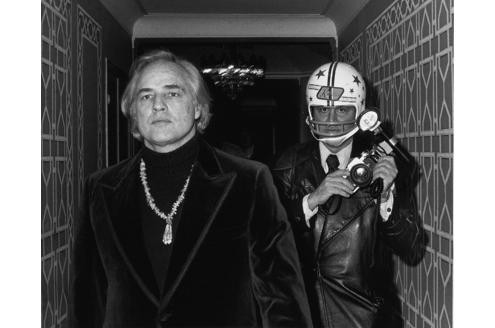 Mit Helm zur Arbeit:  Ron Galella verfolgte den gewohnt schlagkräftigen Marlon Brando 1974 bis ins Hotel. Foto: Ron Galella, Ltd. 