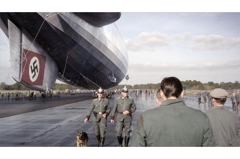 Merten Kröger (Maximilian Simonischek, vorne) wird bereits als vermeintlicher Mörder gesucht. Es gelingt ihm, sich unerkannt an seinen Verfolgern vorbei zu schmuggeln, um in letzter Minute an Bord der Hindenburg zu gehen. (c) RTL