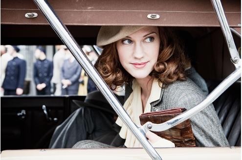 Jennifer van Zandt (Lauren Lee Smith) wird zum Rollfeld gefahren. Sie hält Ausschau nach Fritz Rittenberg, der sie auf der Reise mit der Hindenburg begleiten sollte...(c) RTL