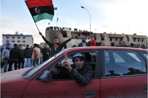 Autokonvoi auf dem ehemaligen Königsplatz von Tobruk