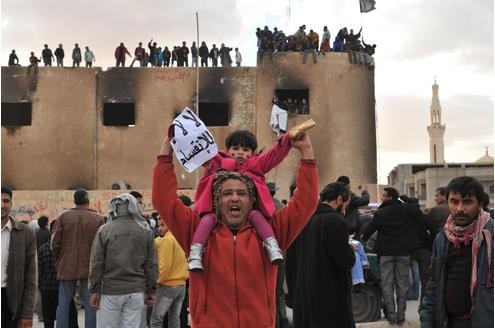 Demonstrierende Menschen auf dem ehemaligen Königsplatz von Tobruk