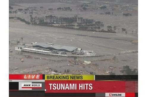 ...noch einmal die geflutete Stadt Sendai. TV-Bilder zeigen, wie eine große Welle in der ostjapanischen Stadt größere Fischerboote an die Küste wirft.