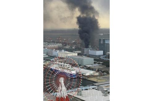 ...ein brennendes Gebäude in Tokio. Das Erdbeben ereignete sich gegen 14.45 Uhr Ortszeit (6.45 Uhr MEZ)...