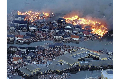 Einige der Häuser in Natori sind in Flammen aufgegangen.