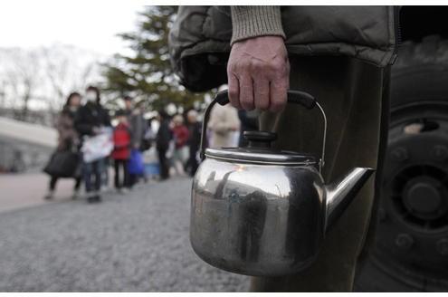 ...wie auch in Koriyama an, um an Trinkwasser zu kommen. Zu den anderen Hilfsangeboten gehören...