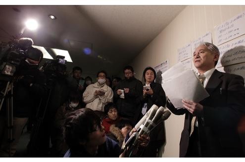 Der Versuch, Normalität zu zeigen: Ein Vertreter der Firma Tokyo Electric Power Co (TEPCO)  erklärt Journalisten in einer Pressekonferenz in der Notfallzentrale von Fukushima den Stand der Dinge. Erneut . . .