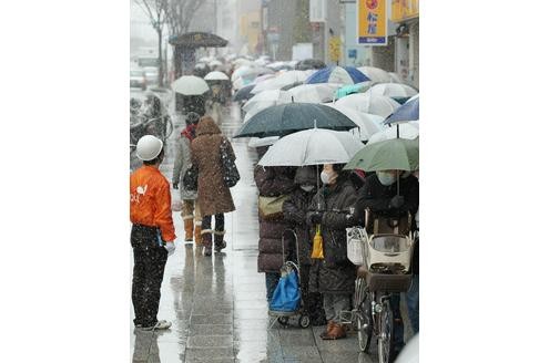 Schlange stehen für Nahrung vor einem Supermarkt in Sendai.