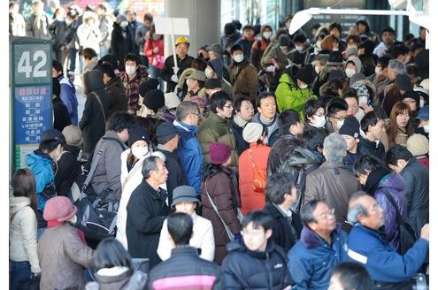 Lange Schlangen am Busterminal vor dem Bahnhof in Sendai.