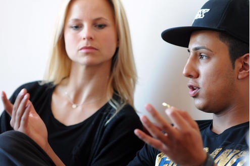 Thomas Karaoglan trainiert unter der Anleitung von Profitänzerin Sarah Latton. Foto: Volker Herold / WAZ FotoPool