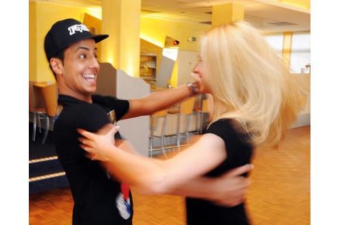 Thomas Karaoglan trainiert unter der Anleitung von Profitänzerin Sarah Latton. Foto: Volker Herold / WAZ FotoPool