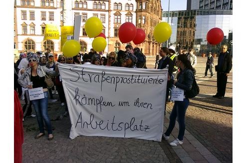 Der Marsch der Huren führte die demonstrierenden Prostituierten zum Rathaus Dortmund. Foto: Katrin Figge