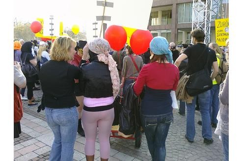 Der Marsch der Huren führte die demonstrierenden Prostituierten zum Rathaus Dortmund. Foto: Katrin Figge