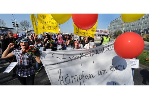 Der Marsch der Huren führte die demonstrierenden Prostituierten zum Rathaus Dortmund. Foto: Ralf Rottmann