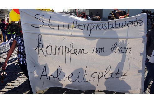 Der Marsch der Huren führte die demonstrierenden Prostituierten zum Rathaus Dortmund. Foto: Ralf Rottmann