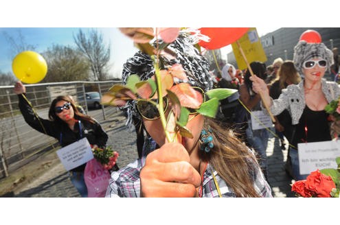 Der Marsch der Huren führte die demonstrierenden Prostituierten zum Rathaus Dortmund. Foto: Ralf Rottmann