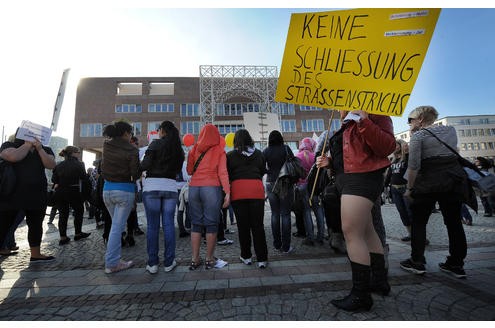 Die Prostituierten vom Straßenstrich Ravensberger Straße demonstrierten am Donnerstag, 24. März 2011, gegen die Schließung des Straßenstrichs. Sie zogen in einem Demonstrationszug bis zum Rathaus auf dem Friedensplatz. Foto: Franz Luthe 