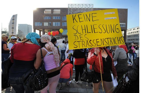 Die Prostituierten vom Straßenstrich Ravensberger Straße demonstrierten am Donnerstag, 24. März 2011, gegen die Schließung des Straßenstrichs. Sie zogen in einem Demonstrationszug bis zum Rathaus auf dem Friedensplatz. Foto: Franz Luthe 